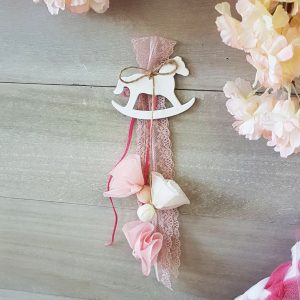 ΚΡεμαστή μπομπονιέρα με ξύλινο αλογάκι καρουζέλ, δαντέλες και ροζ σατέν κορδέλα