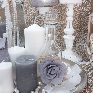 Διακοσμητική σύνθεση για τραπέζι με δσίκο, κεριά και διακοσμητικό πουκαλάκι διακοσμημένο με γκρι λουλούδι