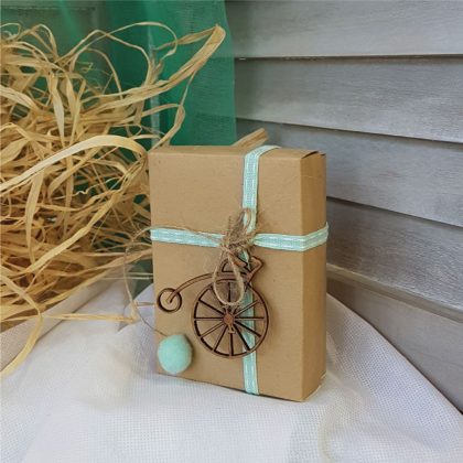 Μπομπονιέρα βάπτισης φυσικό κουτί με βεραμάν κορδέλα και ξύλινο ποδήλατο