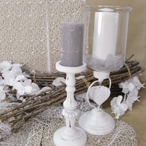 Vintage κηροπήγια για διακόσμηση γάμου με λευκά και γκρι κεριά
