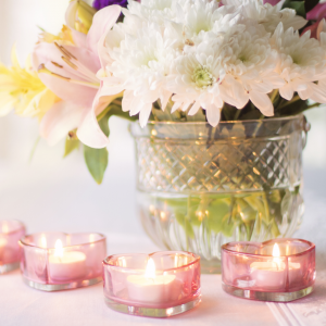 διακόσμηση τραπεζιού γάμου με γυάλα και φυσικά λουλούδια