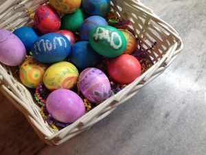 Ζωγραφιστά αυγά σε διάφορα χρώματα