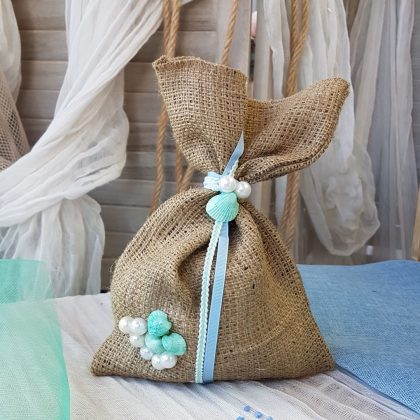 Μπομπονιέρες γάμου με θέμα θάλασσα: πουγκί λινάτσα με πέρλες