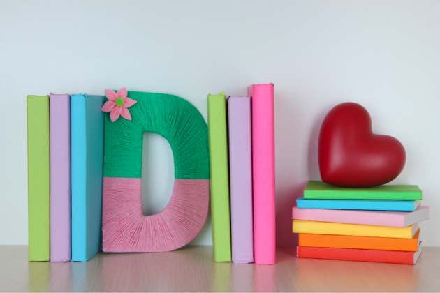 Ξύλινα γράμματα διακοσμημένα με πολύχρωμες κλωστές