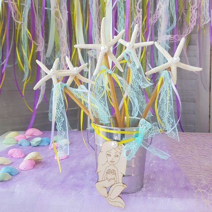 DIY διακοσμητική σύνθεση για πάρτυ γοργόνα με τσίγκινο κουβαδάκι, αστερίες και ξύλινη γοργόνα.