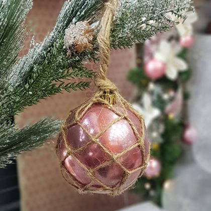 χριστουγεννιάτικες μπάλες χειροποίητες: ιδέα με ρόζ μπάλα και σπάγκο