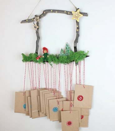χριστουγεννιάτικο ημερολόγιο με κρεμαστά σακουλάκια από κλαδιά