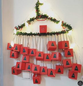 ημερολόγιο αντίστροφη μέτρησης χριστουγέννων με κρεμαστά κουτάκια