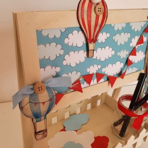 πρωτότυπο βιβλίο ευχών για βάπτιση αερόστατο σε ξύλινο ραφάκι με καφασάκι και μαυροπίνακα